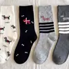 25 Meias Novas de Outono Marca Europeia de Moda Meias de Cano Médio para Mulheres com Estampa de Cachorro Meias da Moda para Mulheres com Listras Contrastantes