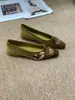 Zapatos de commuting bajos para mujer, estilo coreano, terciopelo dorado retro, punta cuadrada, con aumento de altura, bordados de lentejuelas, tendencia 2026, principios de otoño