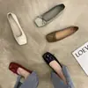 Primeiro Encontro com os Novos Sapatos Baixos Femininos Primavera/Outono 2026 de Ji Xiaoxiang, Apresentando Laço, Bico Quadrado, Solado Plano, Design Baixo, Versátil para o Trabalho