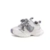 Zapatillas para niñas 2026 primavera y otoño estilo nuevo zapatos de papá para niños malla transpirable velcro suela suave estudiante zapatillas para correr