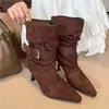 Recién llegado: Botas de color caqui, con punta fina y de altura media hasta la pantorrilla, con detalle de hebilla, perfectas para otoño. Estas botas cómodas y a la moda presentan un acabado de gamuza y un tacón esbelto.
