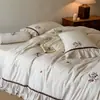 Conjunto francés vintage de cuatro piezas de algodón y lino tejido a color con bordado floral, esquinas de encaje con volantes y sábana bajera