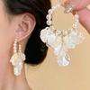 Aretes Ovalados de Concha de Perla Estilo Francés con Flores Blancas, Aretes de Alta Gama, Modernos y Elegantes, Aretes de Lujo Ligero para Mujer