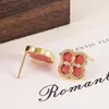 Brincos de Zircônia Rosa Pink de Trevo de Quatro Folhas com Zircônias Full Diamond, Estilo Exclusivo de Nicho, Brincos Versáteis e de Alto Padrão para Mulheres