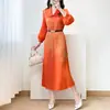 Comércio Exterior Vestido Longo Issey Miyake, Roupas Femininas de Alta Qualidade Primavera e Verão, Mangas Sino, Corte Amplo, Tamanho Grande, Estampa Dourada, Vestido Elegante
