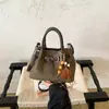 Lujo discreto de alta gama, diseño de nicho, bolso de mano de gamuza con detalles plisados, nueva colección otoño/invierno 2026 para mujer, bolso de hombro o bolso cruzado