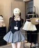 Saia midi branca, doce e com visual jovial, perfeita para o verão. Cintura alta, com shorts embutido para evitar exposição, apresentando estampa floral e silhueta em A