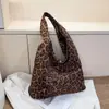 Bolso de hombro de moda con estampado de leopardo, elegante bolso tote de gran capacidad para mujer, nuevo modelo primavera/verano 2026 para la escuela y el trabajo