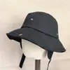 Sombrero de pescador de lana de diseño de nicho estilo japonés para mujer con ala ancha, a prueba de viento y protector de orejas, sombrero tipo cubo versátil y cálido