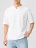 Ropa para Hombre Fengshe / 2026 Verano Nueva Camiseta Base de Rayas Verticales Texturizadas para Hombre de Manga Corta con Cuello en V