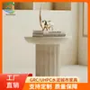 Mesa Auxiliar Cuadrada con Rayas Verticales de Columna de Cemento GRC Estilo Minimalista Mesa de Entrada de Casa de Huéspedes Superficie de Mesa Taburete de Ocio Integrado Hecho a Medida