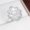 Anel de luxo feminino com flor de cristal de diamante artificial e zircônia, acabamento de alto brilho, fabricado com requinte, exclusivamente para vendas transfronteiriças, direto do fabricante
