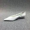 Zapatos de mujer europeos moda verano nuevo cuero aceitado encerado elegantes huecos tacón de gata zapatos de punta para mujer cómodos de tacón bajo zapatos de un solo color