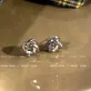 Viento frío ~ aretes retorcidos pequeños versátiles aretes huecos de metal kink viento frío aretes para mujer