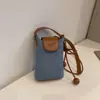 Bolso de teléfono retro de cuero suave con tapa abatible simple, cordón, decoración de bola de madera, bandolera ligera, minibolso de mano moderno y versátil