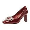 Sapatos Femininos de Salto Grosso 2026 Primavera Novo Estilo Francês Couro Envernizado Bico Quadrado Strass Fivela Quadrada Salto Alto Boca Rasa Sapatos Mary Jane