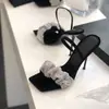 Sandalias de tacón alto de verano nuevas para mujer 2026 con una sola tira, que presentan un tacón delicado, un estilo de hada, diseño francés y adornos estilo romano negros.