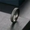 Anel de Aço Titânio Estrelado Fosco de Luxo Leve de Alta Qualidade para Mulheres, Design Fashionável, Anel Liso Tendência de Nicho para Casais