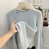 Camiseta de Manga Longa com Rosto Sorridente Bordado Simples para Mulheres, Novo Estilo 2026, Caimento Regular nos Ombros, Adequada para Usar em Camadas na Primavera e no Outono, Top Camisa Base Branca