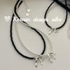 Collar con colgante de clavícula de Corea del Sur con lazo hueco de plata de ley S925 y perla de Swarovski de ónix negro para mujer