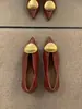 Sapatos de salto alto bico fino estilo francês, sapatos de noiva vermelhos para mulheres, novo modelo outono 2025, scarpins stiletto elegantes e sofisticados