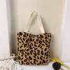 Bolsa feminina chic de outono retrô literária bolsa de mão de veludo listrada de leopardo bolsa de almoço