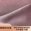 Tecido de acetato com caimento liso e amassado, adequado para saias com barra ampla, calças pantalona, trajes de chá estilo Zen dinâmicos e elegantes, e lenços longos de seda.