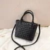Bolsa de Couro Trançado Feminina 2026 Nova Luxo Moda Simples Bolsa Saco de Balde de Mão Ombro Transversal para Mulheres