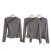 Camiseta de manga larga para mujer con un elegante escote asimétrico, capa base ajustada, top gris