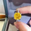 Anillo de moissanita amarilla de 5 quilates color moissanita diamante al por mayor plata chapado en oro retención de color duradera soporte una generación de cabello