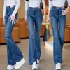 Jeans de microflare azul claro sob medida para afinar o corpo feminino, novidade da primavera e outono de 2026, estilo casual popular de cintura alta e corte slim