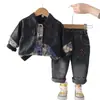 Conjunto de Duas Peças Jaqueta de Couro Patchwork Desenho Animado para Meninos para Primavera e Outono, Jaqueta Jacquard Bordada Color-Blocking com Patch de Estrela em Jeans