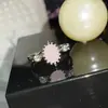 Anillo Versa Pequeño y Exquisito para Chica Pintora al Óleo con Abanico Flor de Hibisco Tallada con Textura Italiana Anillo Abierto de Cristal Rosa