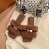 Chinelos peludos de sola reta para mulheres, adequados para uso externo no outono e no verão, novo estilo 2026, super bonitos, extremamente populares, sensação de alta qualidade, sandálias fofas
