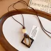 Collar redondo hueco con cuentas de resina y madera en cordón de cuero, cadena para suéter estilo vintage francés, accesorio de alta gama de lujo ligero para mujer