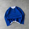Camiseta de manga larga retro con cuello Henry clásico, diseño de bloque de color otoñal, estilo de dos piezas falso, para pareja