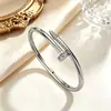 Pulsera de clavo de acero de titanio chapada en oro rosa de 18 quilates, con diamantes en los extremos, pulsera de pareja, lujo ligero, moderna, diseño clásico, no se decolora