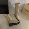 Novo Estilo Ocidental Pessoa Baixa Francês 2026 Marrom Retrô Botas Longas Femininas Nicho Botas de Cavaleiro Temporada Outono/Inverno Sensação Design
