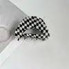 Pasador de material PVC tablero de ajedrez blanco y negro estilo europeo y americano pinza para el pelo triangular pinza de agarre Alto sentido Cuadros parte trasera de la cabeza pelo