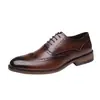 Novos sapatos de couro masculinos estilo britânico 2026 com bico redondo, sapatos formais derby brogue para escritório e casamento