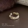 Anillo vintage estilo francés bañado en oro con relieve de iris, con delicados circones cúbicos microincrustados, un diseño lujoso y elegante para el dedo índice, una pieza de joyería de estilo vintage