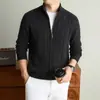 Cardigã de tricô masculino com zíper, mais grosso, com gola alta, apresentando padrão trançado, uma peça de vestuário externa estilo suéter e uma nova coleção de inverno para 2026
