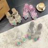 Novas Chinelos de Cristal Florais da Moda de Verão Tendência Sapatos de Gelatina de Cristal com Bico Fechado Solas Macias e Saltos Quadrados