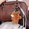 Colgante Oso Frijol Estilo Miu Colgante de Bolso con Cuerda para la Mano Peluche de Béisbol Lindo Llavero de Peluche de Dibujos Animados