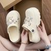 Sapatos femininos com sola grossa e buracos fofos, famosos na internet, 2025, novos casais usam sandálias de praia antiderrapantes com biqueira coberta