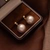 Aretes de Perlas Destacados Estilo Hepburn Aretes Simples de Dama Versátiles de Alta Gama Aretes Elegantes y Sofisticados de Lujo Ligero
