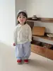 Polo com Gola Bordada Estilo Coreano para Bebê Top Outono Roupa para Bebê Estiloso Calça Casual com Listras Verticais Roupa para Criança Pequena ao Ar Livre