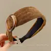 Nueva diadema de ala ancha 2026 para mujer, diseñada para levantar la línea del cabello y mantener el cabello en su lugar mientras te lavas la cara, con un estilo retro adecuado para otoño e invierno, y ofreciendo un aspecto sofisticado