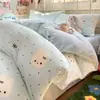Conjunto de Roupa de Cama de Lã de Leite Desenho Animado 2026 Novo Dormitório Estudantil Conjunto de Três Peças com Fronha e Lençol com Fronha de Lã Coral Dupla Face
