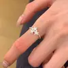Anel de Flor de Borboleta de Luxo para Mulheres, Design de Nicho Estilo Ins, Luxo Leve e Elegância, Anel Aberto Ajustável, Anel Popular para Dedo Indicador